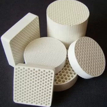 Porteur de catalyseur céramique de nid de miel blanc 51% SiO2 pour la purification de l'essence