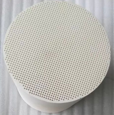 Porteur de catalyseur céramique de nid de miel blanc 51% SiO2 pour la purification de l'essence