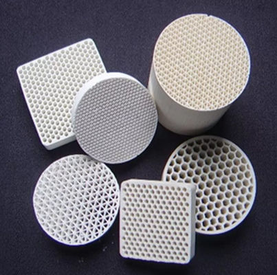 Porteur de catalyseur céramique de nid de miel blanc 51% SiO2 pour la purification de l'essence
